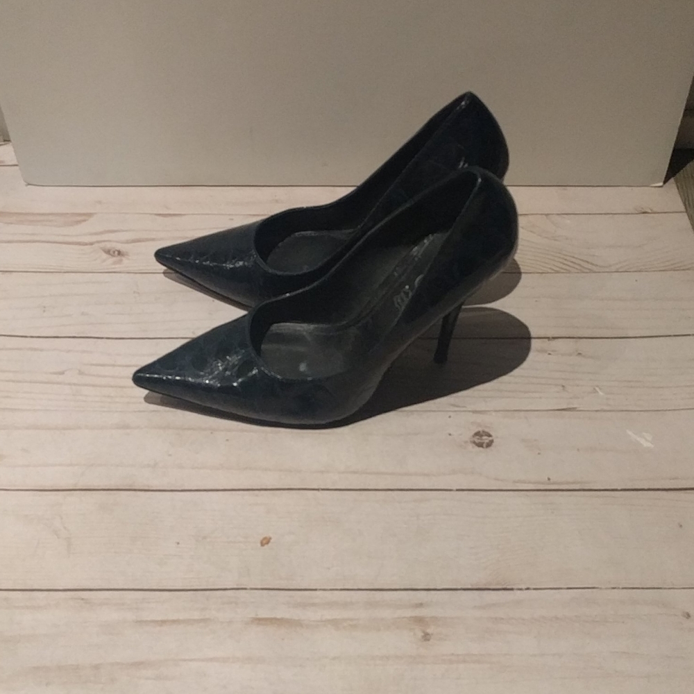 Beautiful dark blue heels by Aldo
